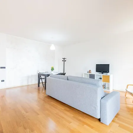 Balcony Bliss! Elegant Residency Lägenhet *