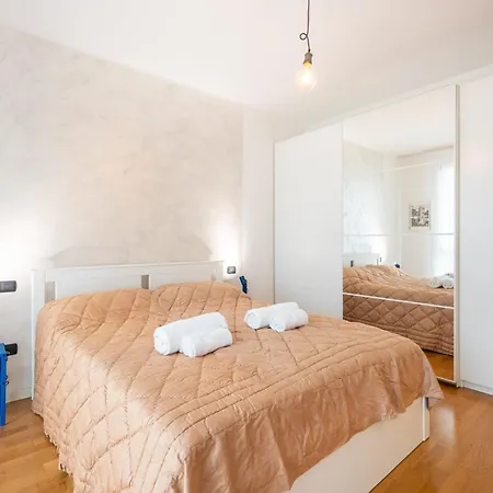 Balcony Bliss! Elegant Residency