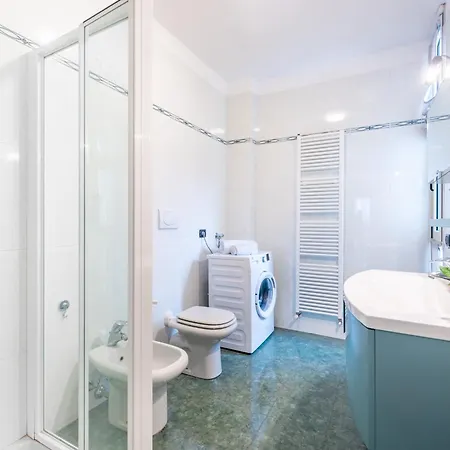 Balcony Bliss! Elegant Residency Lägenhet *