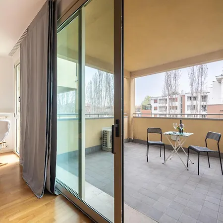 Balcony Bliss! Elegant Residency Lägenhet *