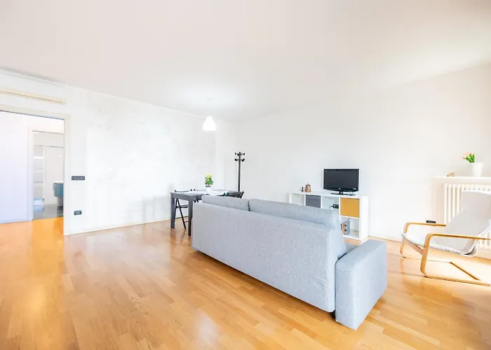 Balcony Bliss! Elegant Residency Διαμέρισμα *