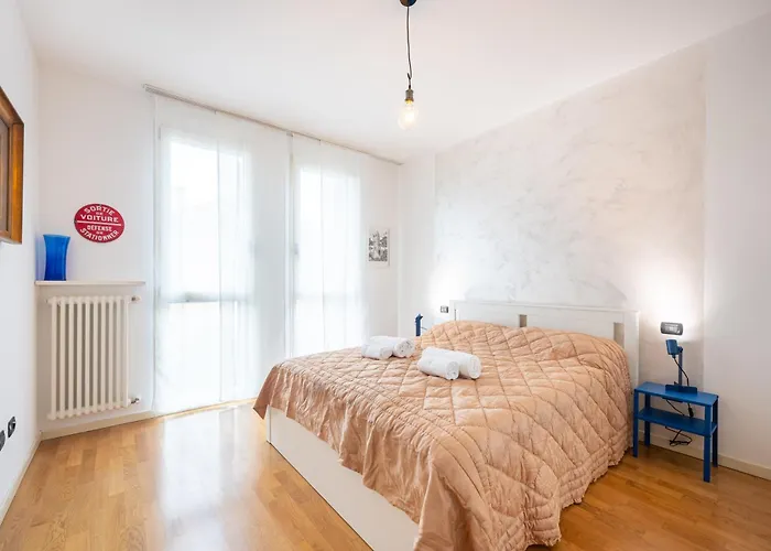 Balcony Bliss! Elegant Residency