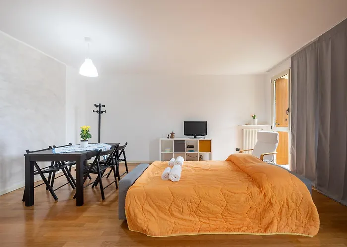 Balcony Bliss! Elegant Residency * Πάρμα