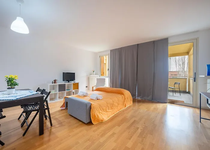 Balcony Bliss! Elegant Residency *