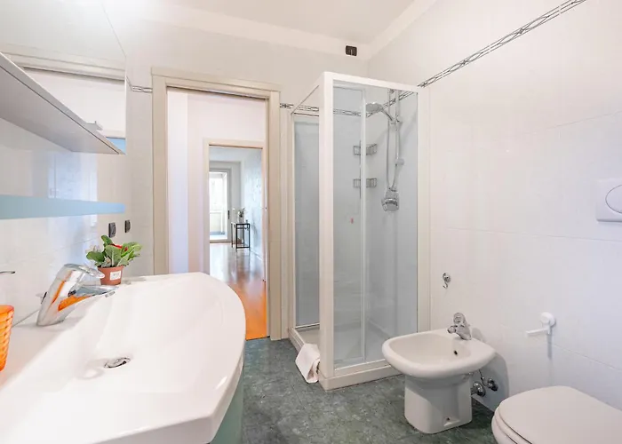 Balcony Bliss! Elegant Residency Διαμέρισμα