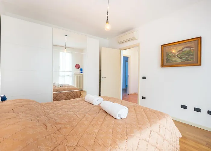 Balcony Bliss! Elegant Residency Διαμέρισμα Πάρμα