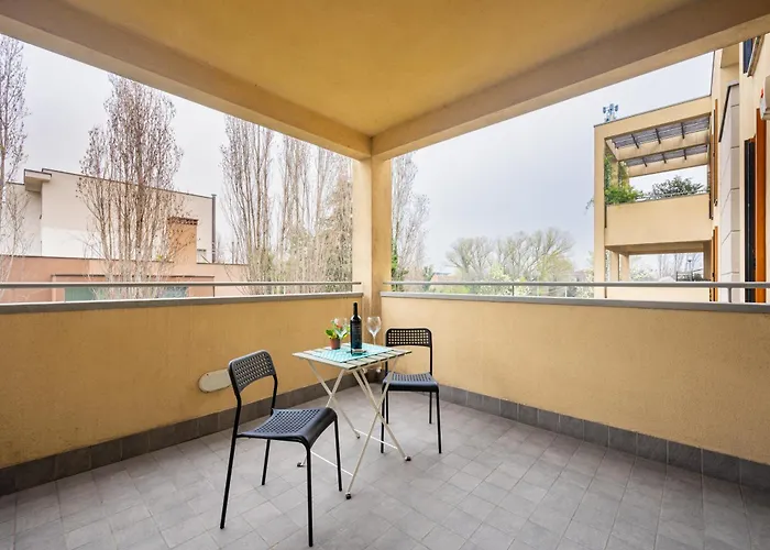 Balcony Bliss! Elegant Residency *