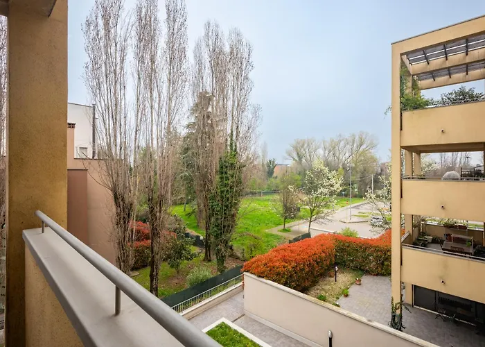 Balcony Bliss! Elegant Residency Διαμέρισμα Πάρμα